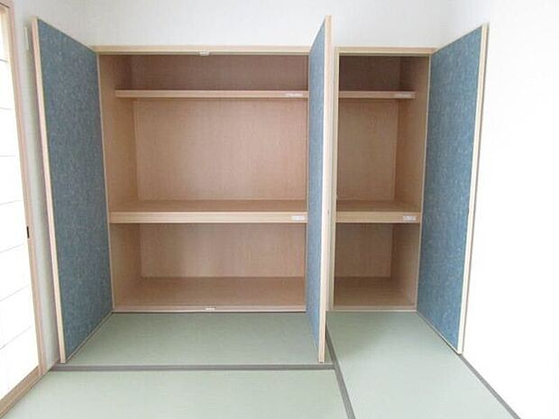 和室には、布団や季節物の収納に便利な押入れを完備。奥行きがあり、たっぷり収納できるため、お部屋をすっきりと保てます。