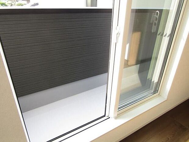 洗濯物をまとめて干せる十分なスペースを備えたバルコニー。