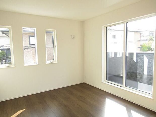 大きな窓から自然光がたっぷり差し込む、バルコニーに面した洋室は、明るく風通しも良好で、心地よい空間が広がります。