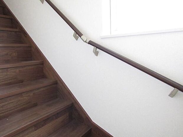 毎日の上り下りをしっかりサポートする階段手すり。小さなお子さまやご年配の方にも安心な設計です。