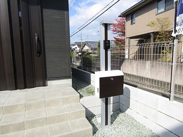 玄関前にはプランターを置いて、季節の花やグリーンで彩りを加えるのも素敵ですね。