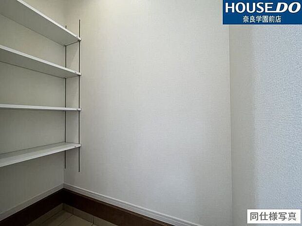 外で使うものを室内に持ち込まずに収納できる、使い勝手の良いシューズインクローゼット。キャンプ用品や長靴、スポーツ用品などの保管に便利です。