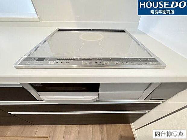 フラットでお手入れしやすいIHコンロを採用。毎日のお掃除もラクラクで、キッチンを清潔に保てます。