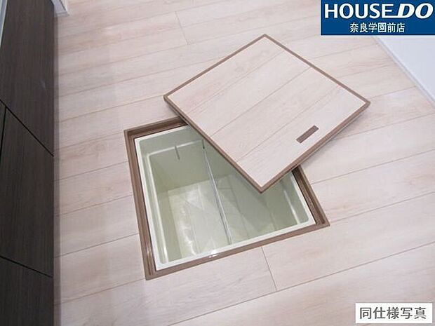 調味料や保存食品、日用品のストックなどをまとめて収納できる床下収納付き。