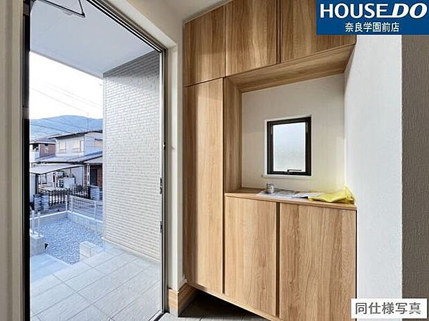 家族みんなの靴をたっぷり収納できるシューズボックス付き。カウンター部分に小物やグリーンも自由に飾れます。