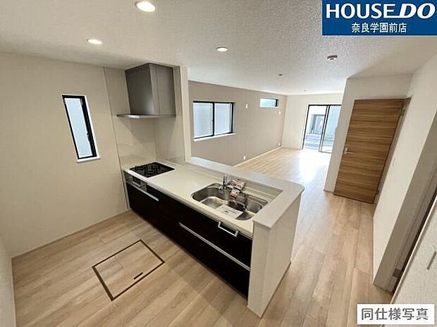 明るく開放感あふれるリビング。大きな窓からの自然光が明るく心地よい空間を作り出します。