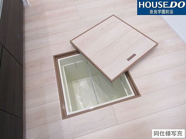 調味料や保存食品、日用品のストックなどをまとめて収納できる床下収納付き。