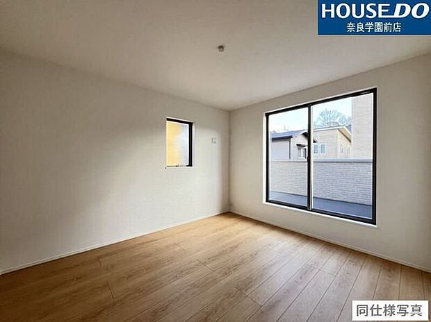 大きな窓からたっぷりと自然光が差し込む明るい洋室。バルコニーへの出入りもスムーズです。