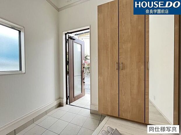 収納力のあるシューズボックスに鏡が付いているので、お出かけ前の身だしなみチェックもスムーズ。玄関がすっきり片付き、使い勝手と機能性を兼ね備えた便利な収納です。