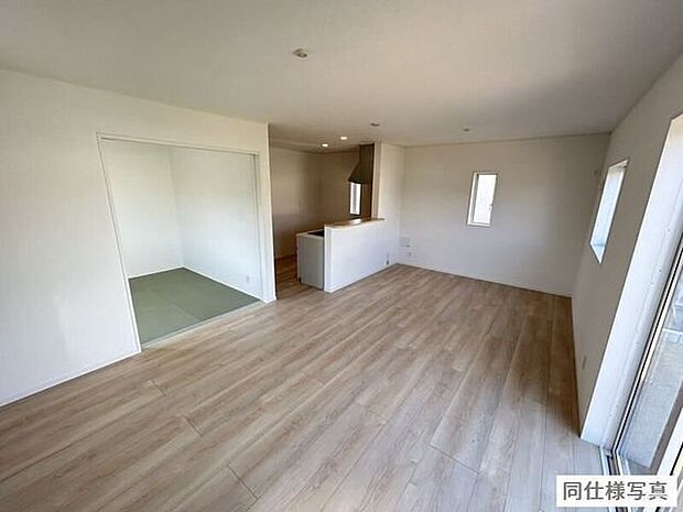 明るく開放感あふれるリビング。大きな窓からの自然光が明るく心地よい空間を作り出します。