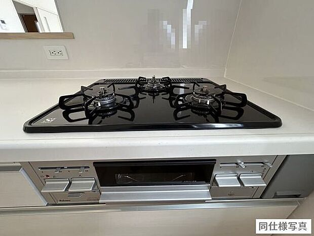 3口のコンロで複数の料理を一度に調理できるため、忙しい毎日の調理時間を大幅に短縮。