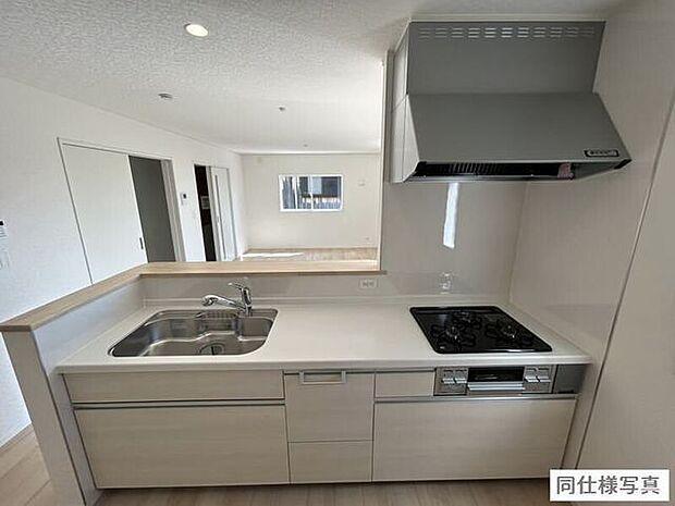 使いやすいスライド式キッチンで、調理器具や食材の出し入れがスムーズ。家事効率がアップします。