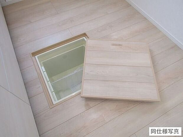 調味料や保存食品、日用品のストックなどをまとめて収納できる床下収納付き。