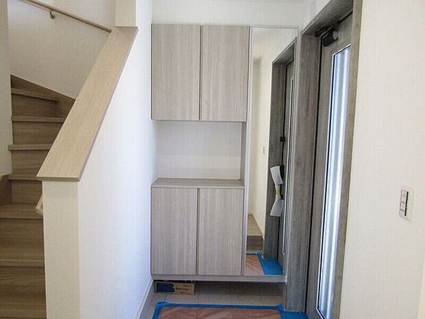 収納力のあるシューズボックスに鏡が付いているので、お出かけ前の身だしなみチェックもスムーズ。玄関がすっきり片付き、使い勝手と機能性を兼ね備えた便利な収納です。