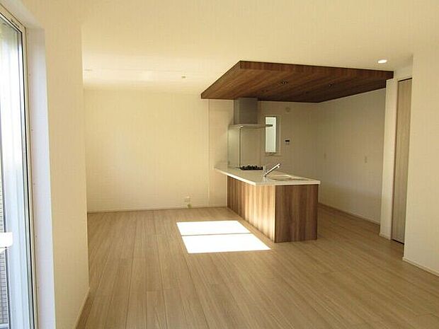 壁にさえぎられないオープンキッチンなので、開放感のある空間を演出します。