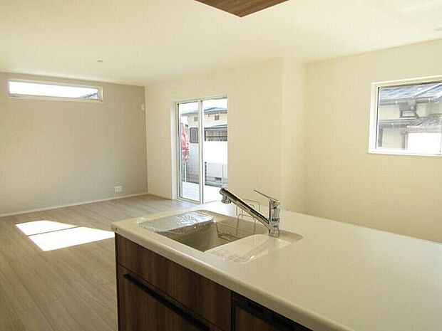 19.3帖のLDKは、家族が集い、ゆったりくつろげる理想の空間。明るく開放的で毎日が心地よく過ごせます。