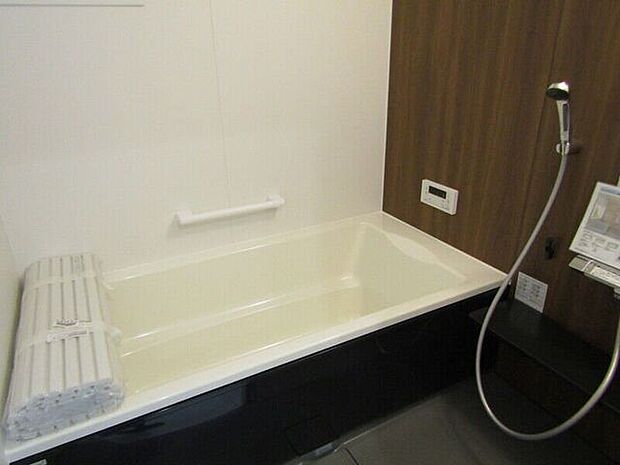 ゆったりと足を伸ばせる浴槽で、一日の疲れをしっかりリフレッシュ。快適なバスタイムを楽しめます。