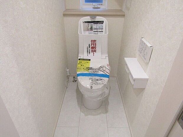 洗浄便座は壁サイドリモコン式を採用。座ったままでもラクに操作でき、見た目もすっきり。使いやすさと清潔感を兼ね備えた快適なトイレ空間です。