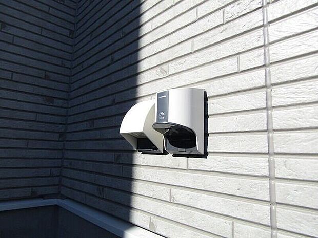 EV充電用屋外コンセント（200V）を装備。自宅に電気自動車用充電設備があることで、環境に配慮した次世代の自動車など、自家用車の選択の幅が広がります。