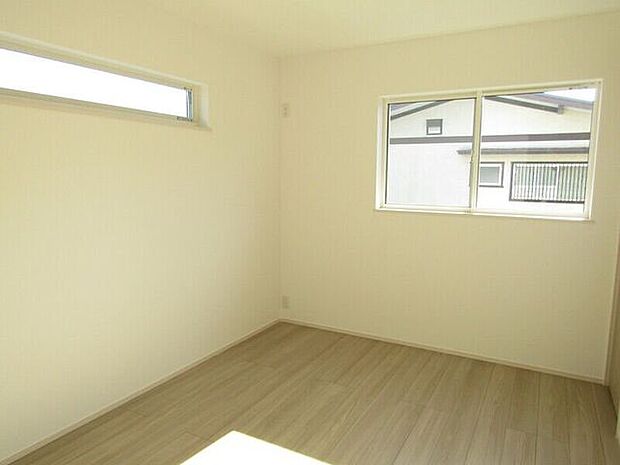 柔らかな光が差し込む、明るく落ち着いた洋室。窓下に家具を配置しやすく、レイアウトの自由度が高いのも魅力です。