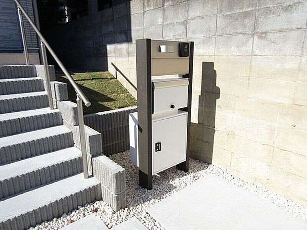 宅配ボックス付きで再配達の手間を省きつつ、防犯面にも配慮された安心の設備です。