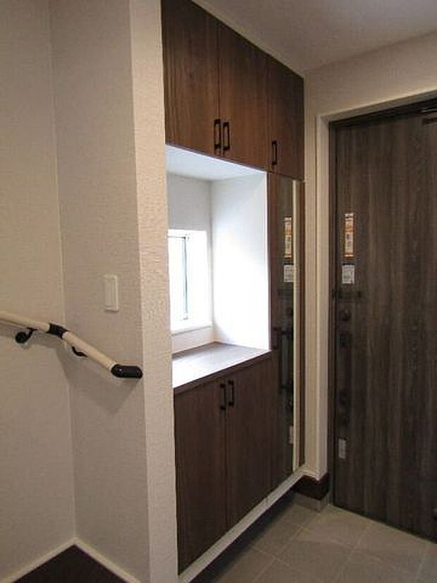 家族みんなの靴をたっぷり収納できるシューズボックス付き。カウンター部分に小物やグリーンも自由に飾れます。