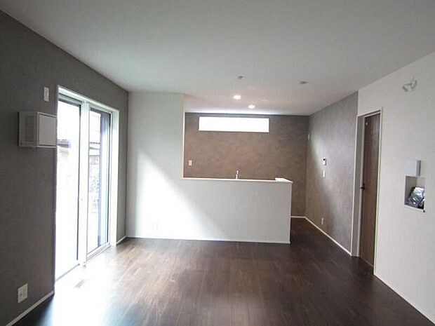 家族の会話が弾む、開放感ある対面式キッチン。料理中もリビングの様子が見えて安心です。