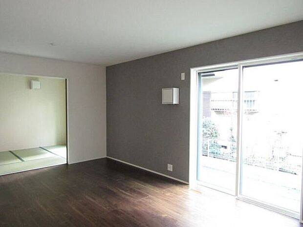 16帖のゆとりある空間は、ソファやダイニングテーブルのレイアウトも自在。窓からの採光もしっかり入り、明るく心地よい暮らしが広がります。