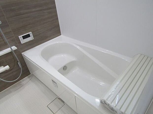 ゆったりと足を伸ばせる浴槽で、一日の疲れをしっかりリフレッシュ。快適なバスタイムを楽しめます。