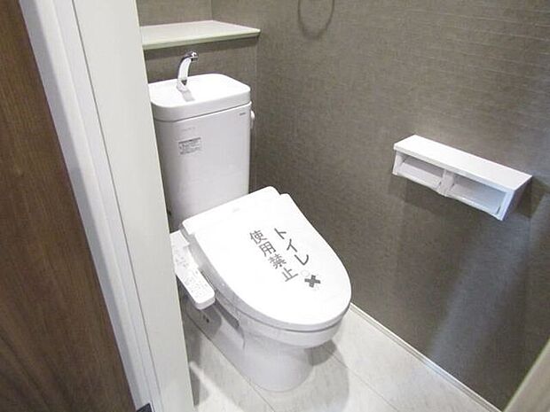 洗浄便座付きの快適トイレ。トイレットペーパーや掃除用品をすっきり片づけられる収納付きで、いつでも快適で清潔感のある空間に。