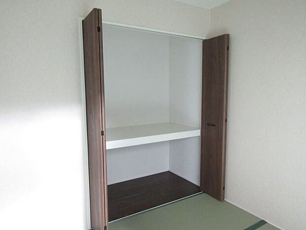 和室には、布団や季節物の収納に便利な押入れを完備。奥行きがあり、たっぷり収納できるため、お部屋をすっきりと保てます。