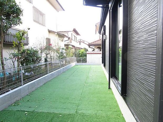 リビングから目が届くお庭は、お子さまの外遊びやペットとの時間を安心して楽しめる空間です。