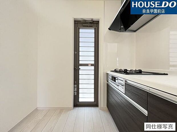 キッチンの勝手口はゴミ出しや換気や通気に役立ちます。