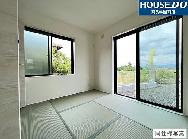 リビングに隣接した和室は、玄関側から直接出入りできる2WAY動線を確保。来客時の応接スペースや、家族のプライベート空間としても柔軟に使えます。