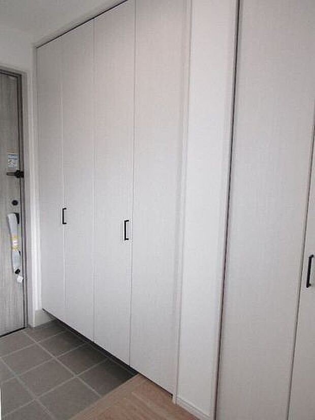 玄関横には便利な土間収納を設置。靴はもちろん、アウトドア用品やベビーカー、防災用品などの収納にぴったりです。 広々バルコニーはお布団などの大きな洗