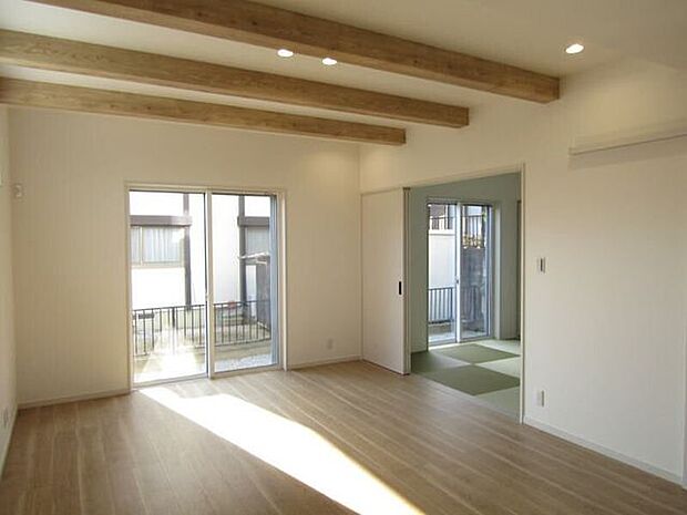 見せ梁がアクセントの明るい18帖LDK。和室とつながる使いやすい空間で、家族みんなが心地よく過ごせます。