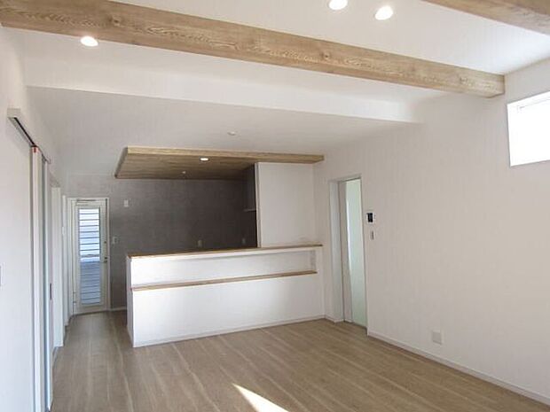 お料理や後片付けをしながらリビングで遊ぶお子様を見守ることができます。