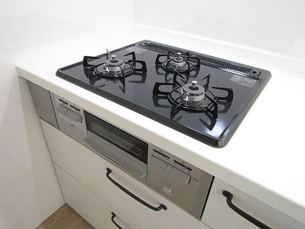 同時調理が可能な3口コンロ付きで、毎日の料理がスムーズに。ご家族分の食事も効率よく準備できます。