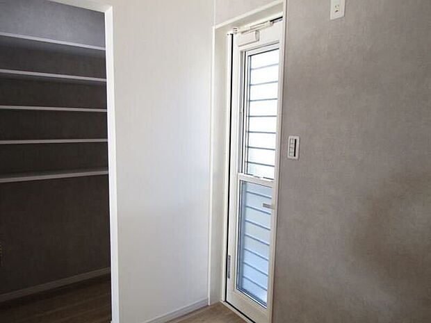 キッチンの勝手口はゴミ出しや換気や通気に役立ちます。