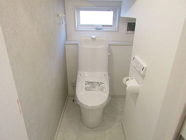 窓付きの洗浄便座トイレが2箇所。明るく清潔感のある快適空間です。