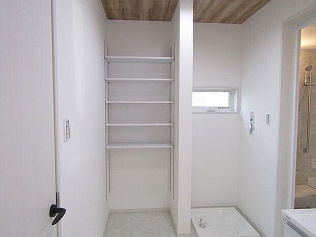 洗面室には窓があり、自然光が差し込む明るく清潔感のある空間。ゆとりあるスペースに加え、収納も充実しており、毎日の身支度や家事も快適にこなせます。