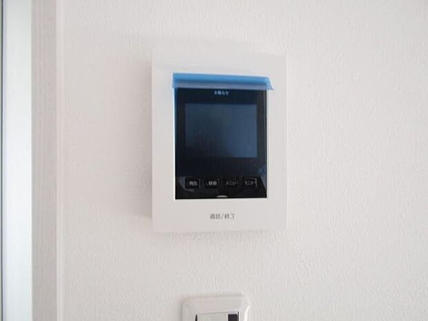 来訪者の顔を確認できるモニター付きインターホンで、セキュリティ面も安心。