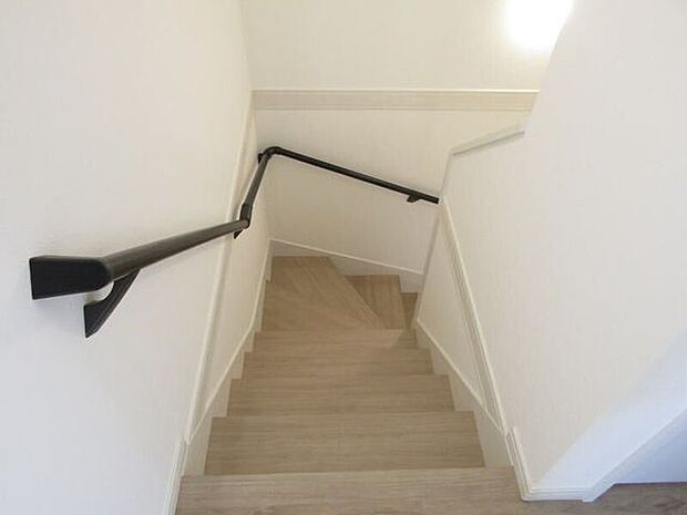 毎日の上り下りをしっかりサポートする階段手すり。小さなお子さまやご年配の方にも安心な設計です。