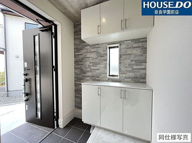 たっぷり収納できるシューズボックスは、家族みんなの靴をすっきり整理。玄関がいつもきれいに保て、出かける前の身支度もスムーズに行えます。