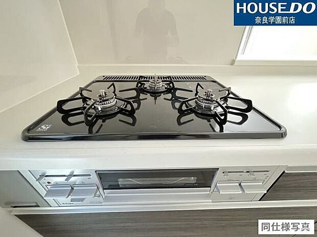 同時調理が可能な3口コンロ付きで、毎日の料理がスムーズに。ご家族分の食事も効率よく準備できます。