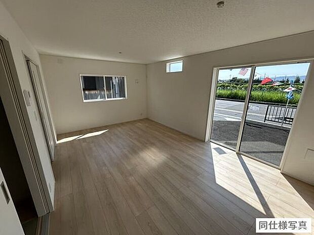 明るく開放感あふれるリビング。大きな窓からの自然光が明るく心地よい空間を作り出します。