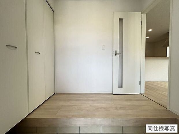 大きなシューズクローゼットは収納力抜群！中の棚板は可動式なのでブーツや長靴なども楽々収納できます♪