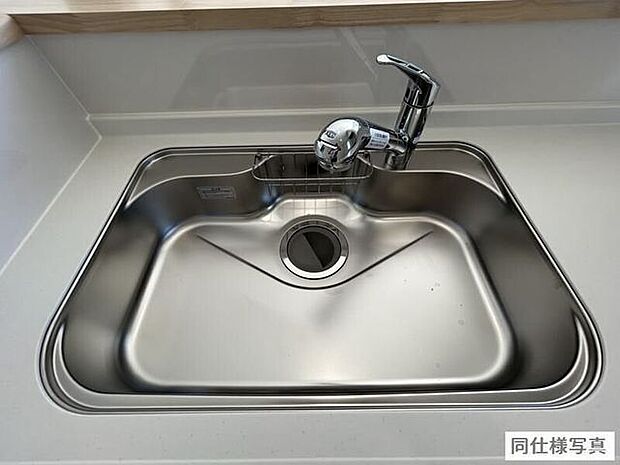 蛇口一体型の浄水器で、見た目もすっきり。キッチンまわりを美しく保てます。