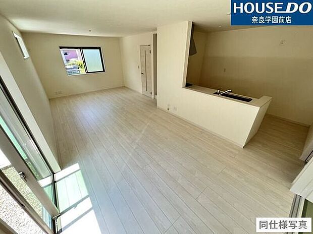 家族の会話が弾む、開放感ある対面式キッチン。料理中もリビングの様子が見えて安心です。