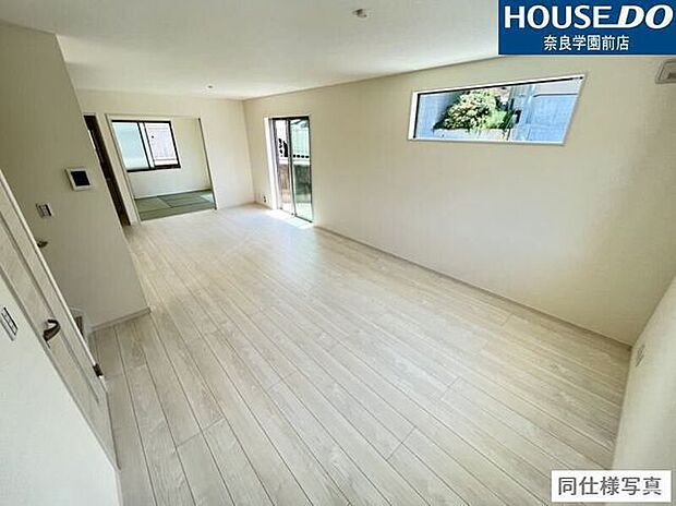 20帖のゆとりある空間は、ソファやダイニングテーブルのレイアウトも自在。窓からの採光もしっかり入り、明るく心地よい暮らしが広がります。